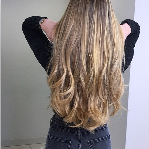 Coiffure brune mi-longue